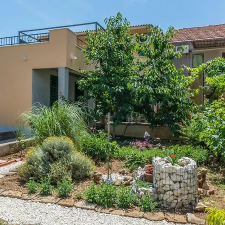 Leut With Spacious Terrace And Sea View Slatine