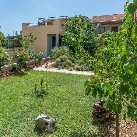 Leut With Spacious Terrace And Sea View 公寓