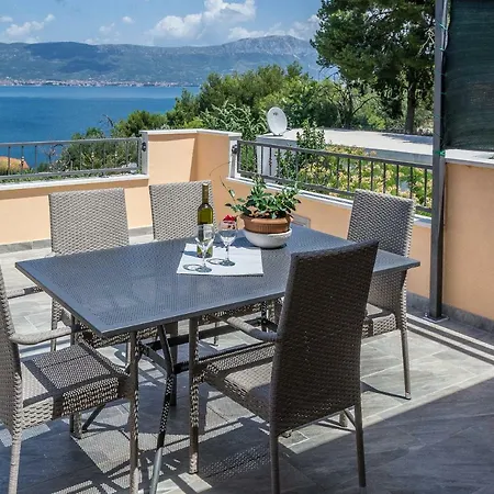 Leut With Spacious Terrace And Sea View *