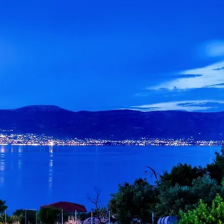 Apartment Leut With Spacious Terrace And Sea View Slatine