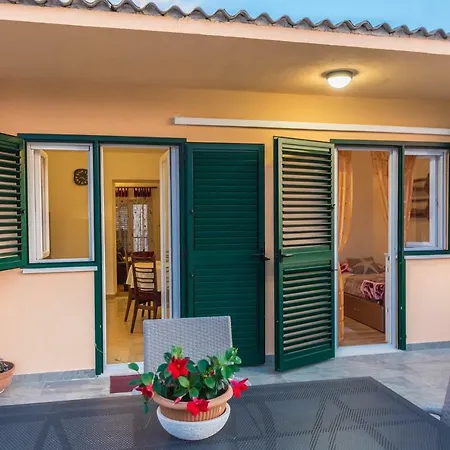 Leut With Spacious Terrace And Sea View Apartman Slatine