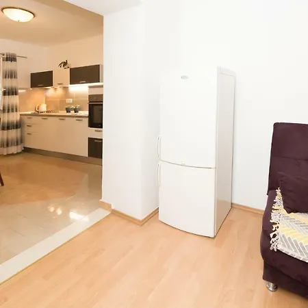 Leut With Spacious Terrace And Sea View Apartman Slatine