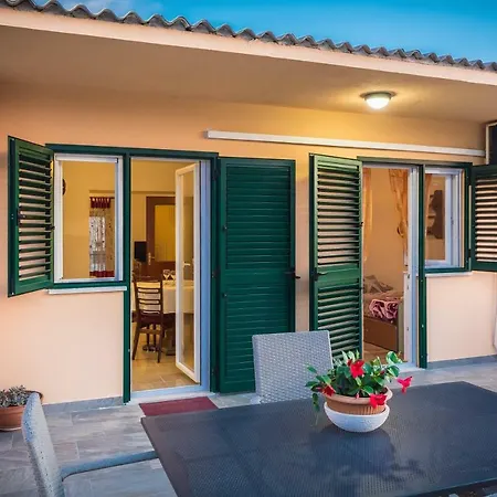 公寓 Leut With Spacious Terrace And Sea View 斯拉汀