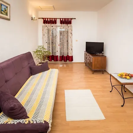 公寓 Leut With Spacious Terrace And Sea View 斯拉汀