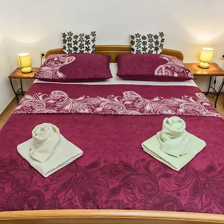 Leut With Spacious Terrace And Sea View Apartman *