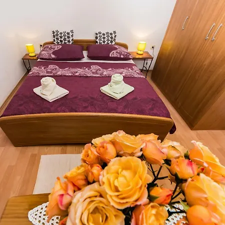 Leut With Spacious Terrace And Sea View Apartman *