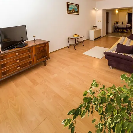 Leut With Spacious Terrace And Sea View Apartman