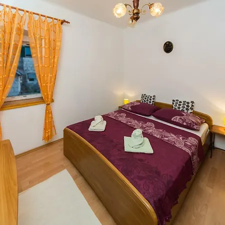 Leut With Spacious Terrace And Sea View 斯拉汀