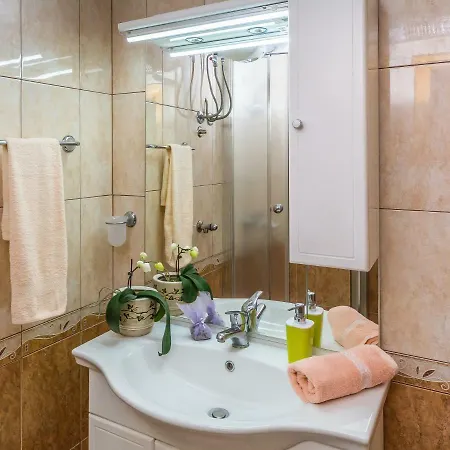 Leut With Spacious Terrace And Sea View Apartman