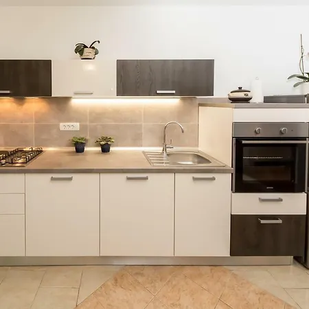 Leut With Spacious Terrace And Sea View *