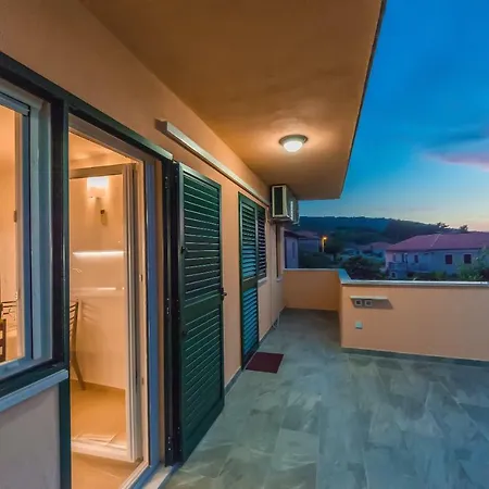 Leut With Spacious Terrace And Sea View 公寓