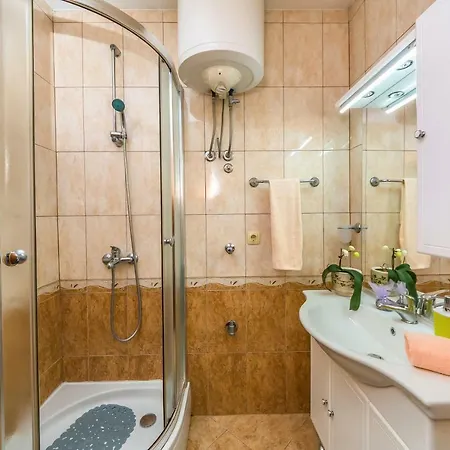 Apartment Leut With Spacious Terrace And Sea View *