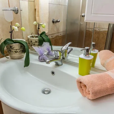 Leut With Spacious Terrace And Sea View Apartman Slatine