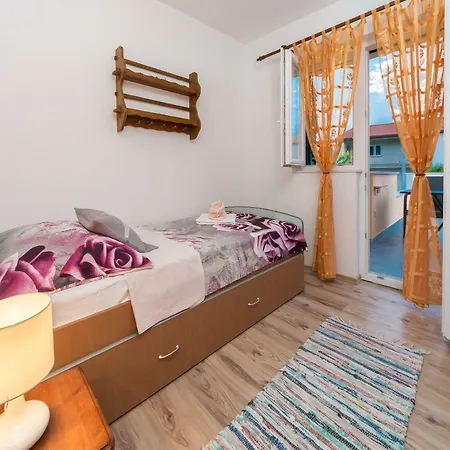 Apartman Leut With Spacious Terrace And Sea View Slatine