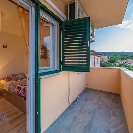 Apartment Leut With Spacious Terrace And Sea View *