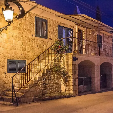 Apartment Leut With Spacious Terrace And Sea View Slatine