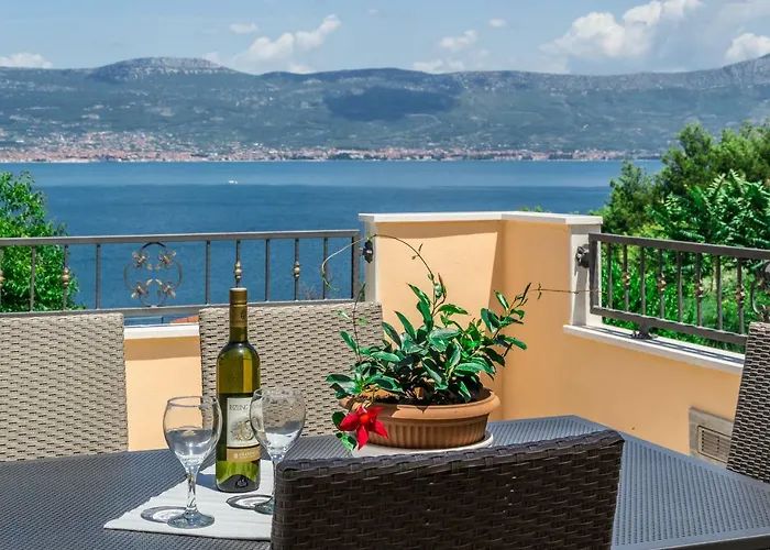 Leut With Spacious Terrace And Sea View 公寓