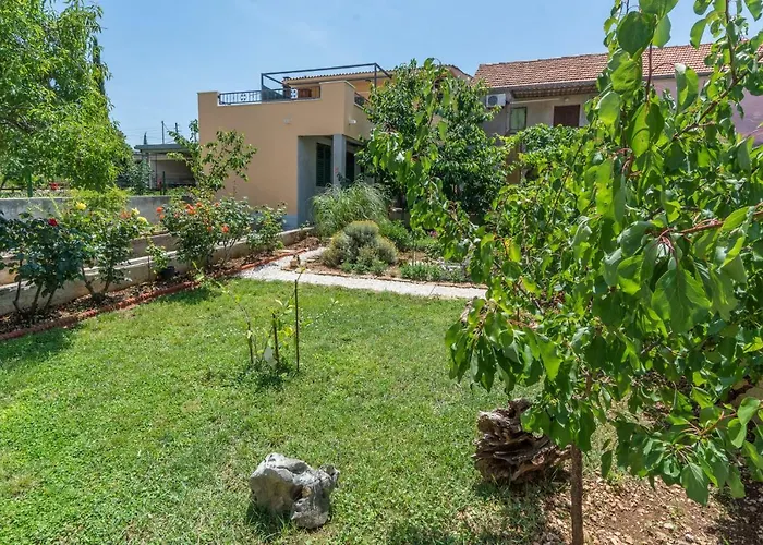 Leut With Spacious Terrace And Sea View 公寓