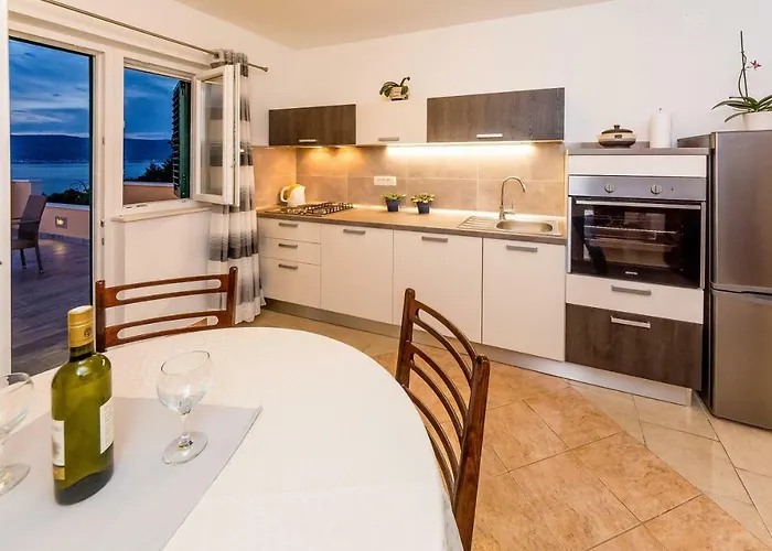 Leut With Spacious Terrace And Sea View *