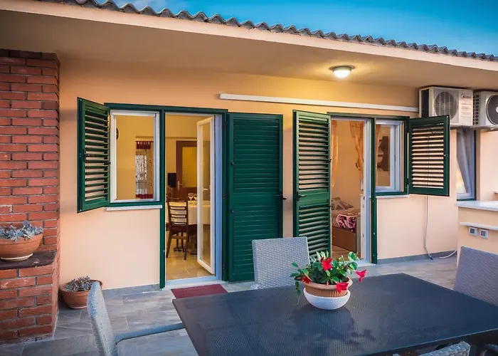 公寓 Leut With Spacious Terrace And Sea View 斯拉汀