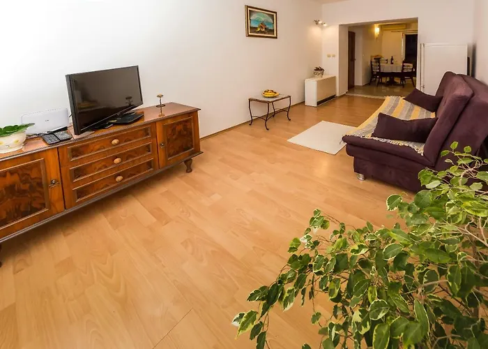 Leut With Spacious Terrace And Sea View 公寓