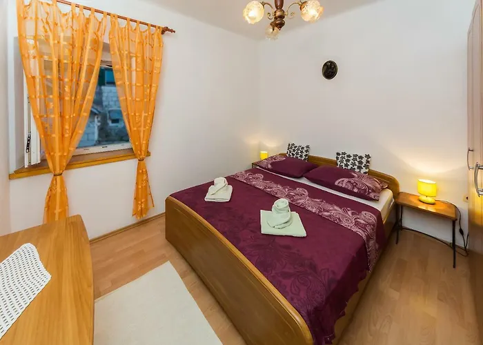 Leut With Spacious Terrace And Sea View 斯拉汀