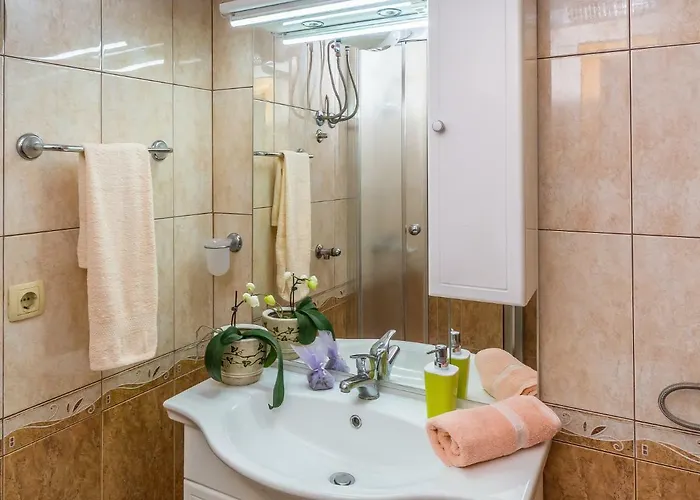 Leut With Spacious Terrace And Sea View 公寓