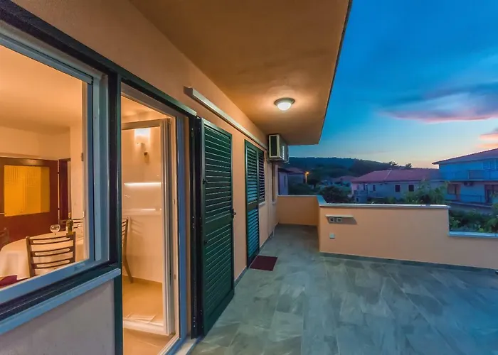 Leut With Spacious Terrace And Sea View 公寓