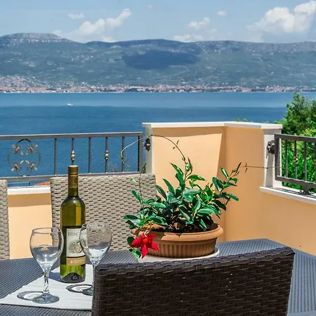 Leut With Spacious Terrace And Sea View Apartament
