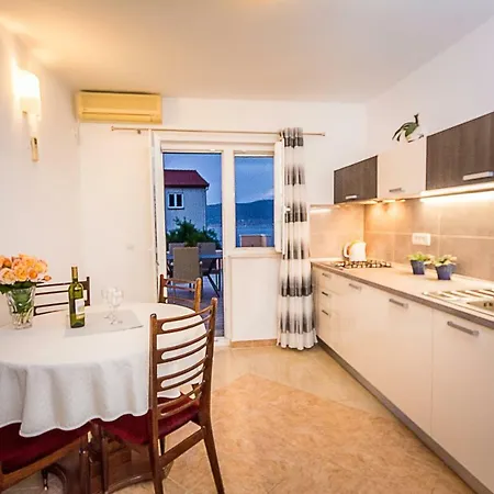 Leut With Spacious Terrace And Sea View Apartament Slatine