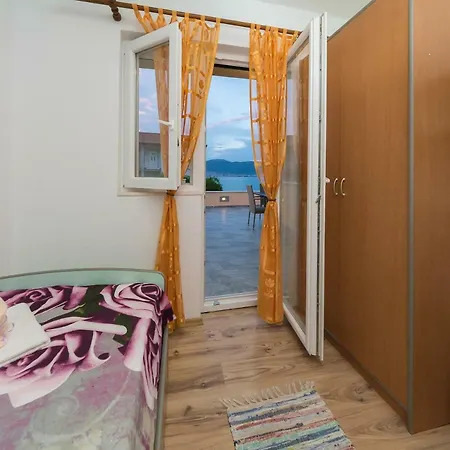 Leut With Spacious Terrace And Sea View *