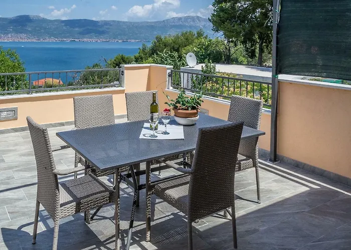Leut With Spacious Terrace And Sea View *