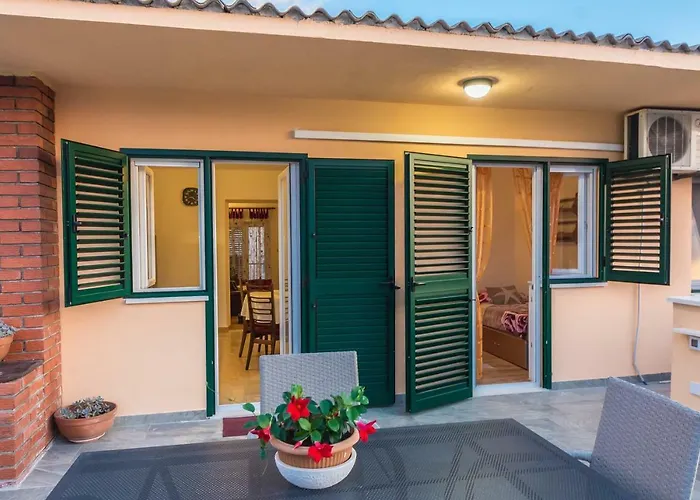 Leut With Spacious Terrace And Sea View Appartement Slatine
