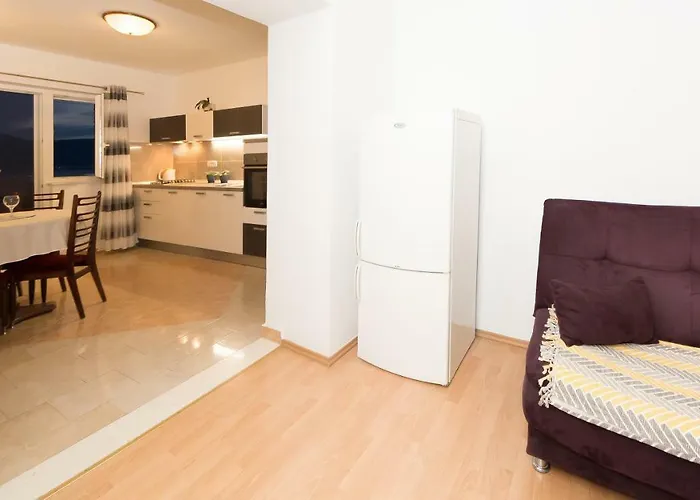 Leut With Spacious Terrace And Sea View Appartement Slatine