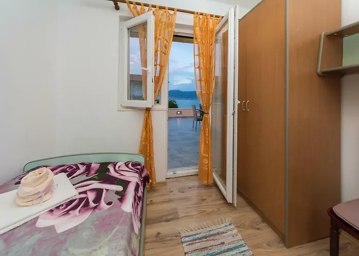 Leut With Spacious Terrace And Sea View *